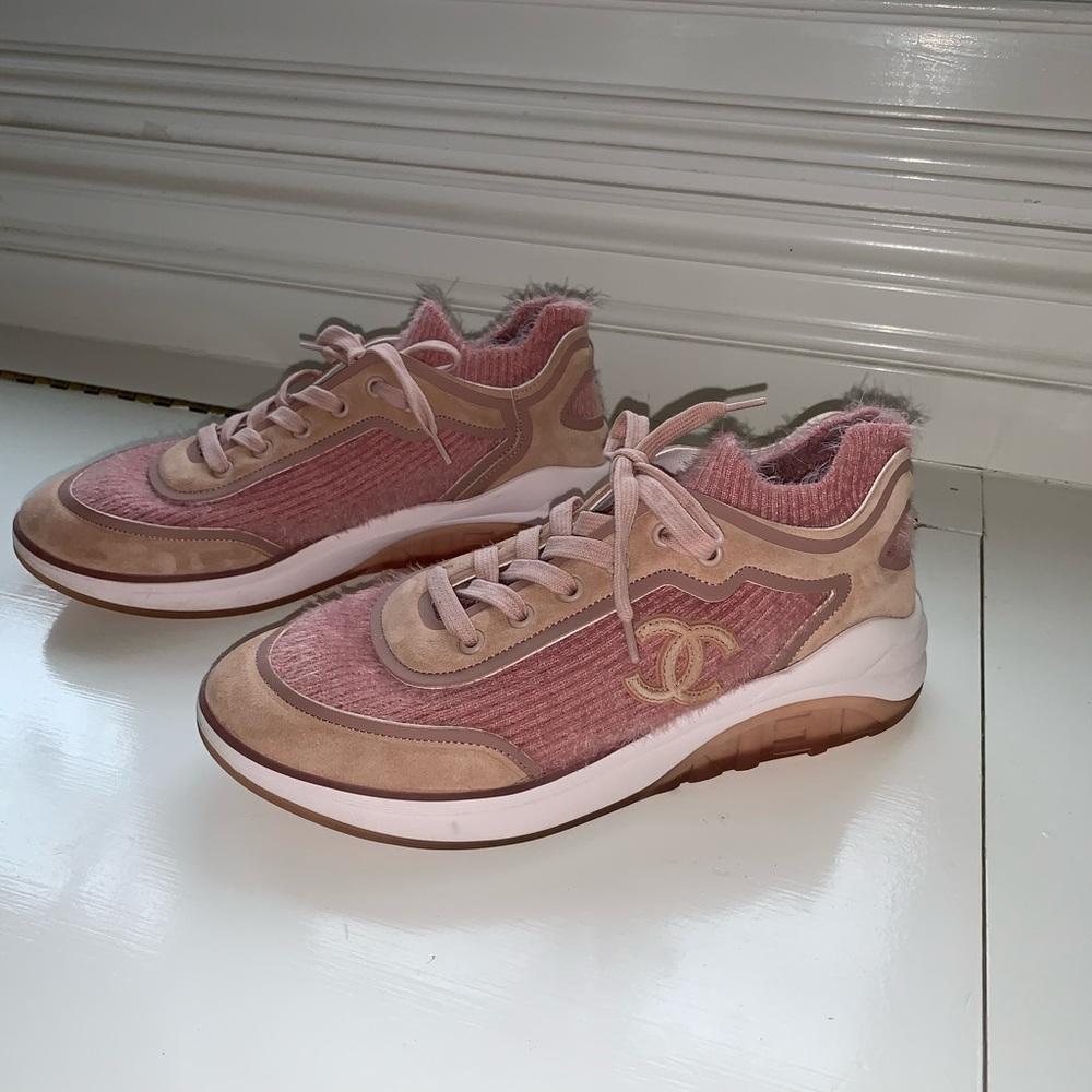 Chanel interlocking CC logo sneakers 💗